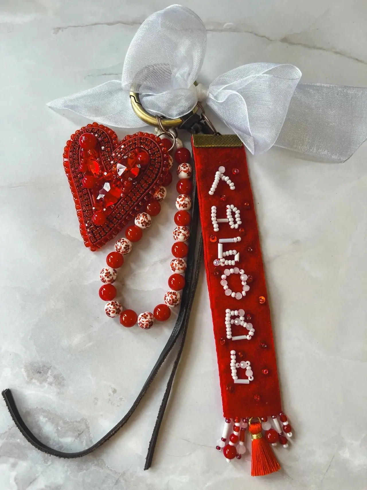 Авторский подвес для сумки ручной работы, декоративный аксессуар как акцент на кожаной сумке