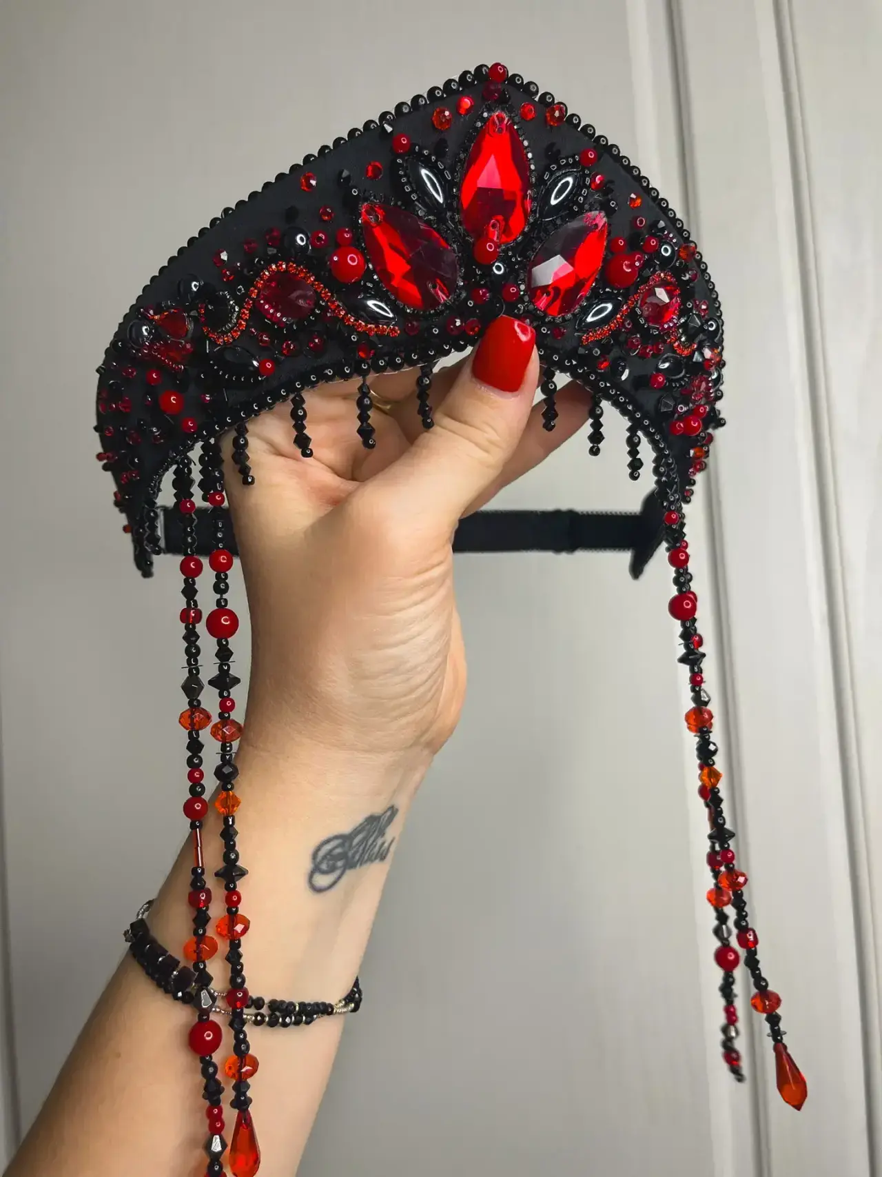 Кокошник ручной работы с красными кристаллами и бисером, авторская корона как арт-аксессуар