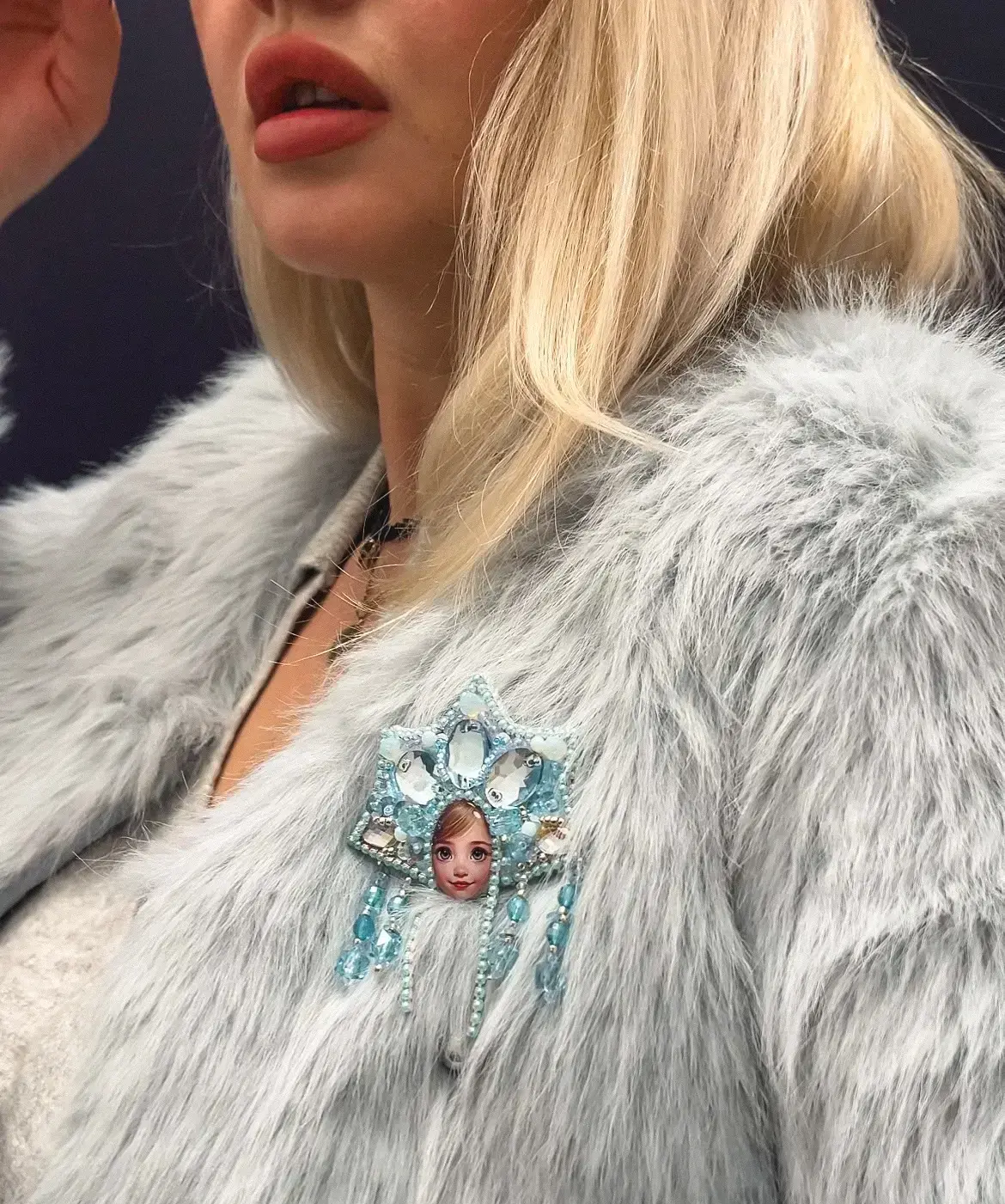 Авторская брошь ручной работы с голубыми кристаллами и образом девушки, украшение в русском стиле на верхней одежде