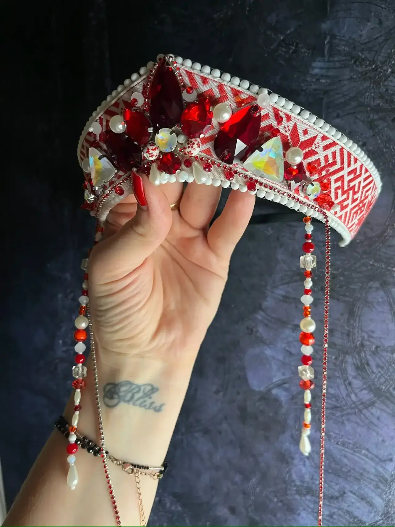 Авторский кокошник ручной работы с орнаментом, красными камнями и декоративными подвесами