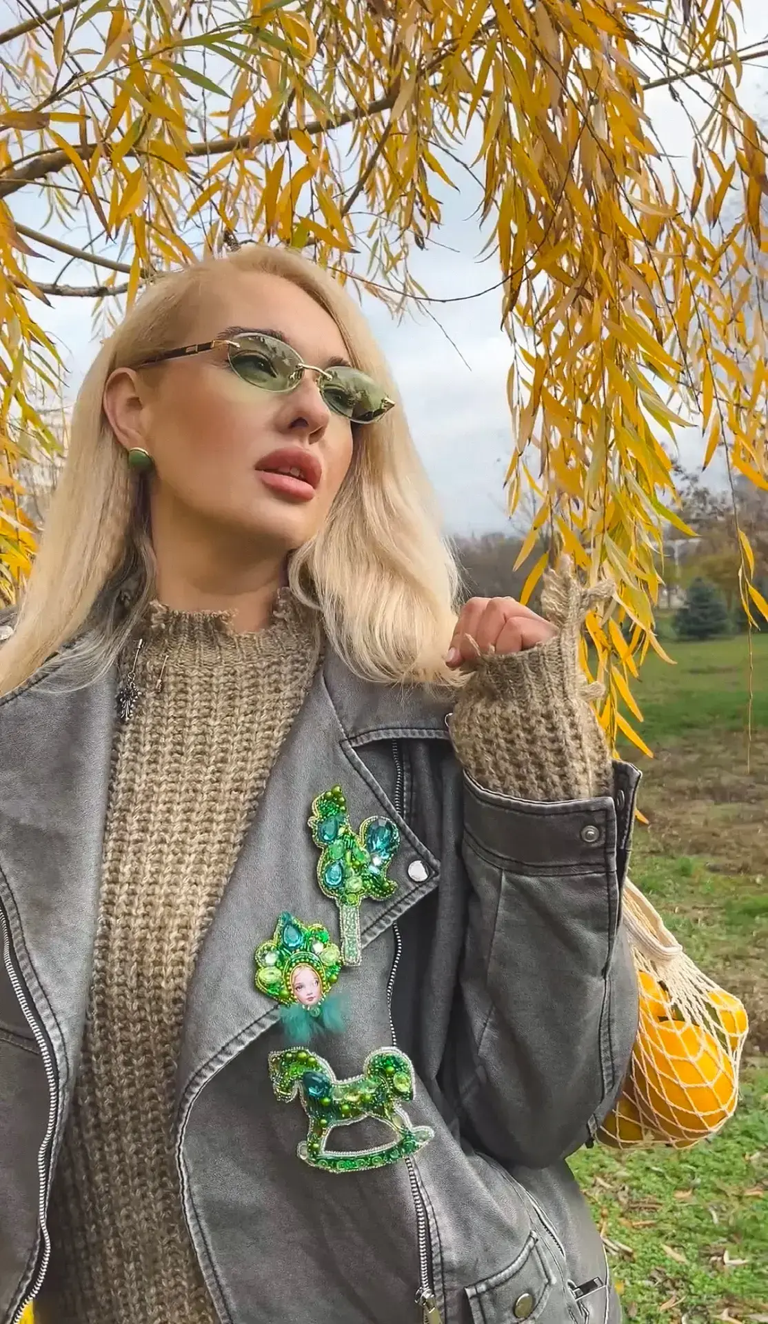 Броши ручной работы в образе, авторские украшения с камнями и персонажами в повседневной городской стилизации