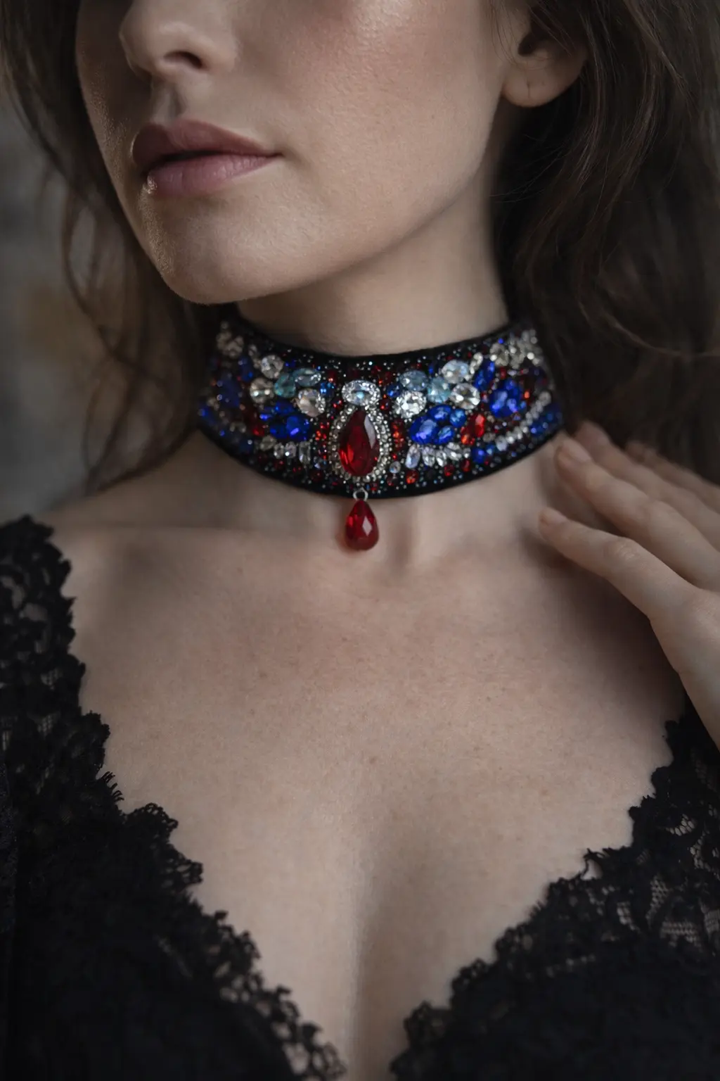 Авторский чокер ручной работы в русском стиле, бисер, кристаллы, красно-сине-белая палитра, арт-украшение на шею