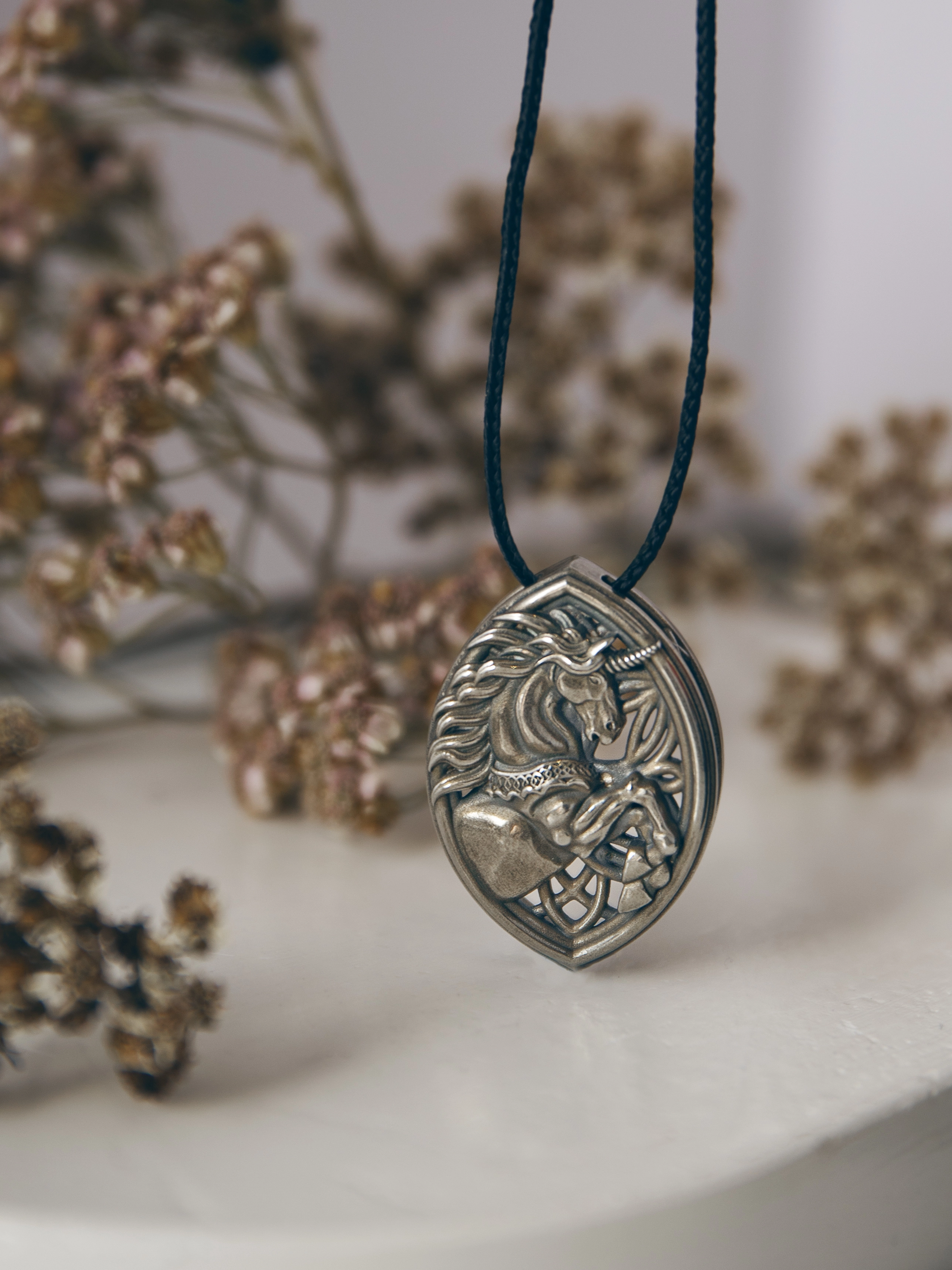 Подвеска в готическом стиле из нейзильбера