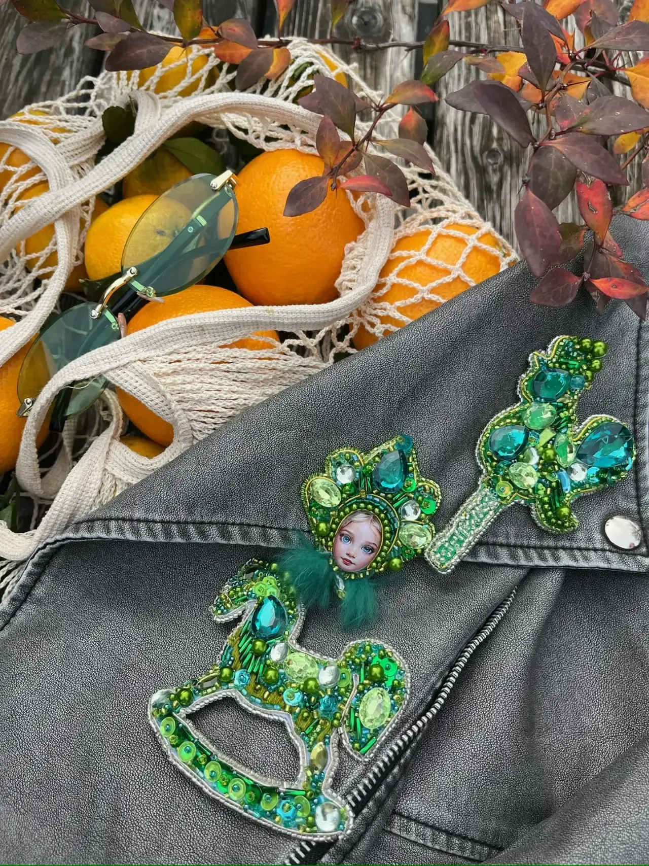 Авторская брошь ручной работы с зелёными камнями и образом девушки, украшение как акцент на кожаной куртке