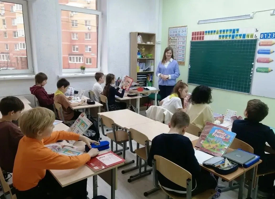 Урок в семейной школе «Гармония роста»: небольшой класс, педагог и ученики за партами