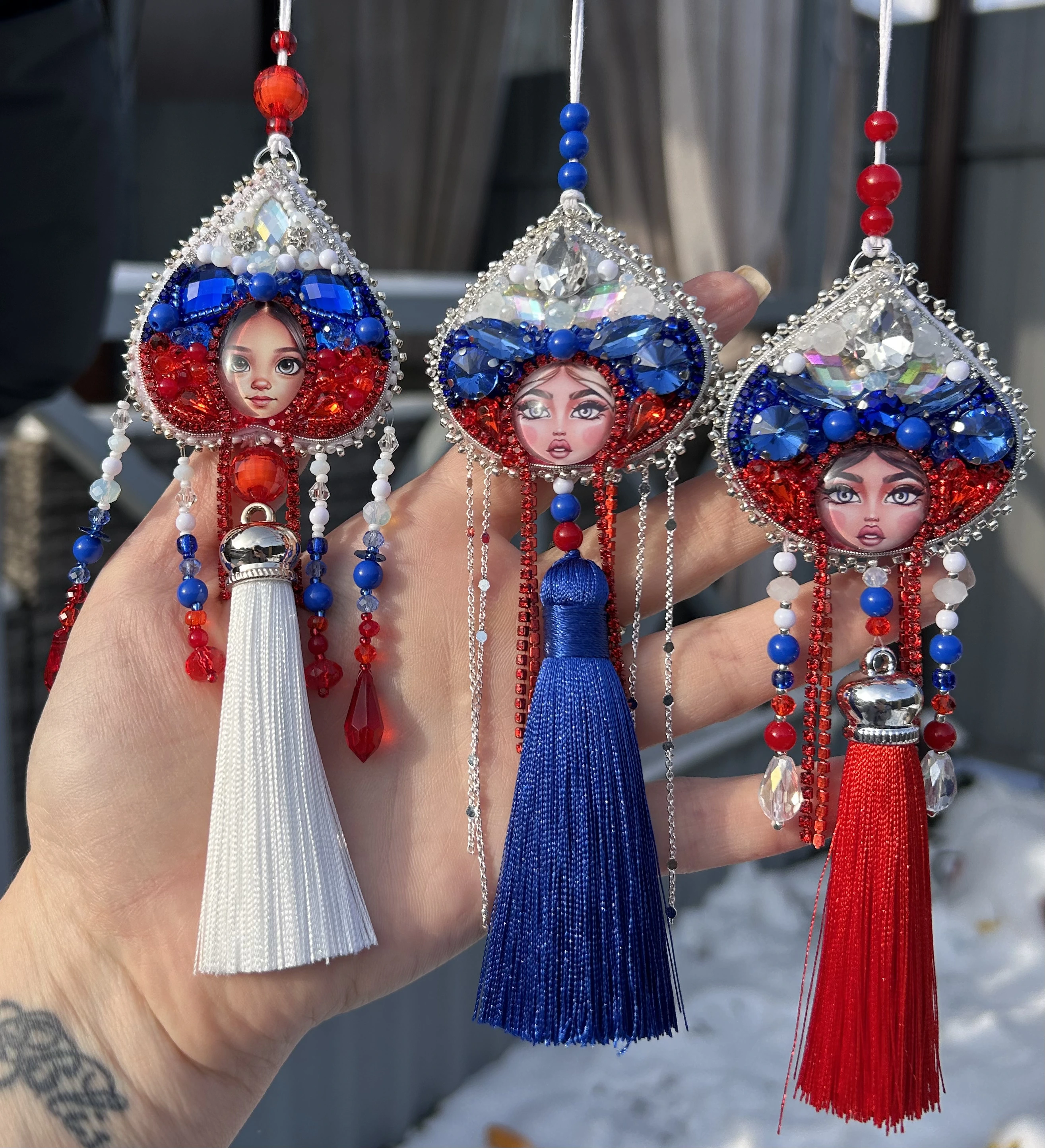 Подвесы в автомобиль ручной работы в бело-сине-красной гамме, арт-украшения в русском стиле