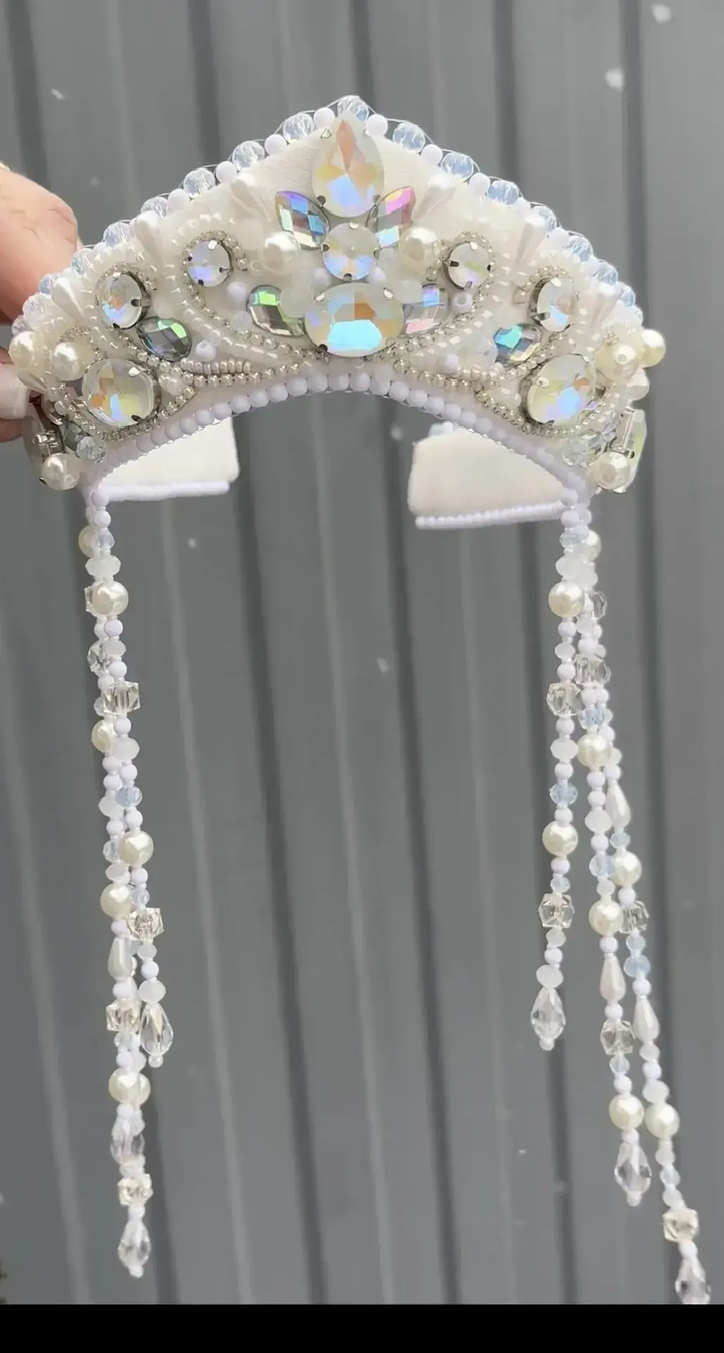 Белый кокошник ручной работы с жемчугом и кристаллами, авторская корона в светлой цветовой гамме