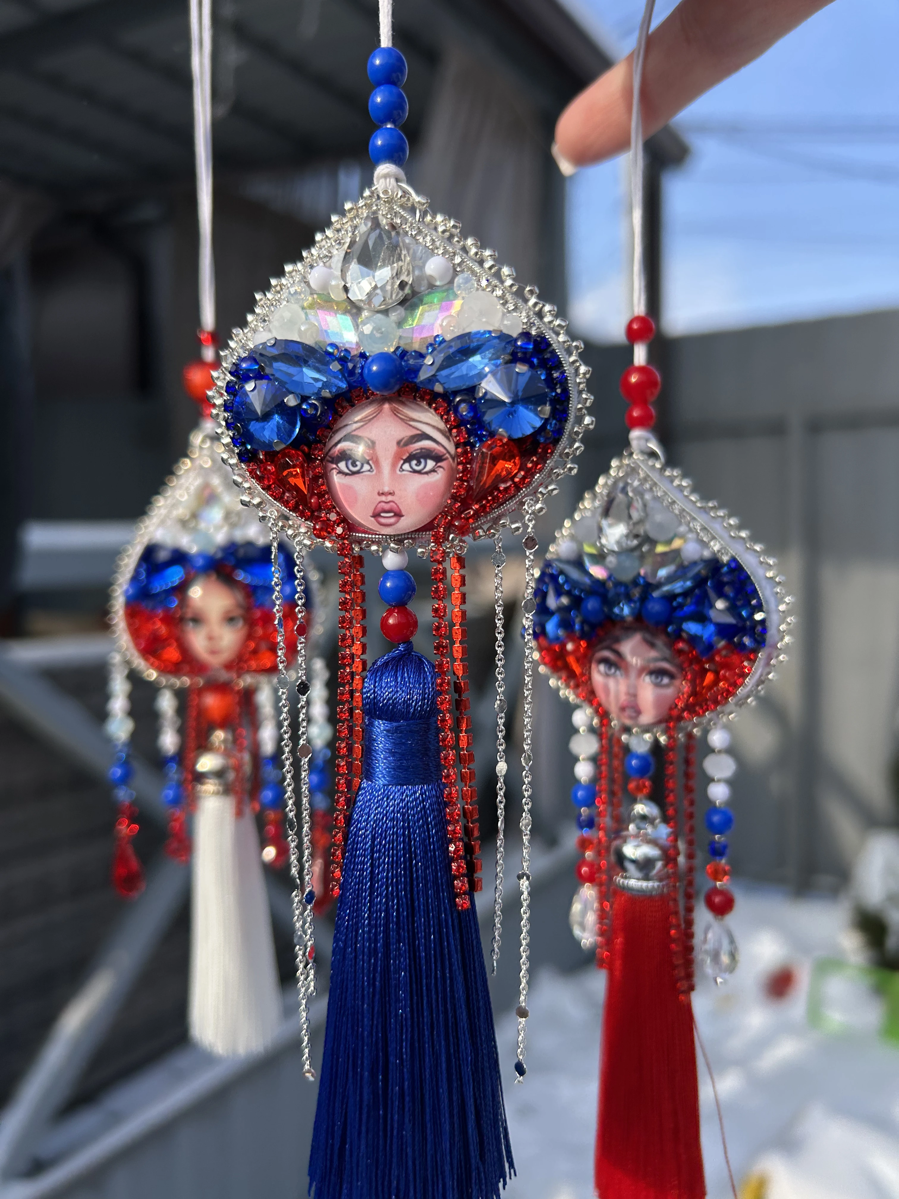 Авторские подвесы в автомобиль в цветах российского флага с кистями и декоративными элементами, ручная работа в русском стиле