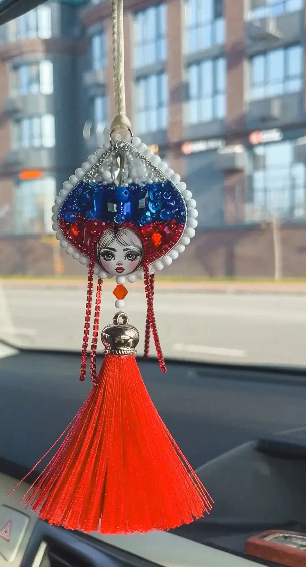 Подвес ручной работы на зеркало заднего вида в автомобиле, авторское украшение с кистью и декоративными элементами